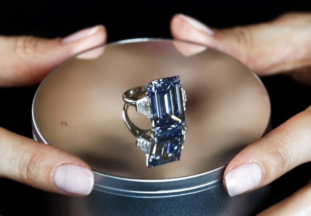Τιμή-ρεκόρ $ 57,74 εκατομμυρίων για το μπλε διαμάντι Oppenheimer