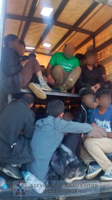 Είχε κρύψει 57 μετανάστες στην καρότσα του φορτηγού