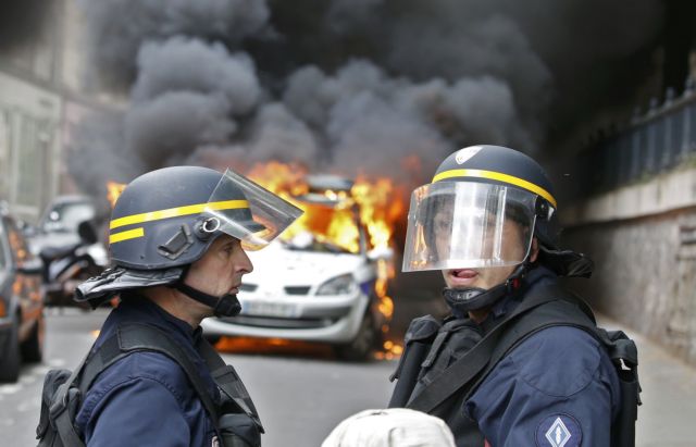 Γαλλία: Πυρπολήθηκε όχημα της αστυνομίας στη διάρκεια συγκέντρωσης