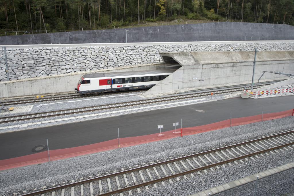 Εγκαινιάζεται στην Ελβετία η μεγαλύτερη σιδηροδρομική σήραγγα του κόσμου