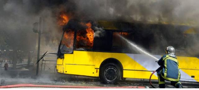 Πολυτεχνείο: Κατέβασαν επιβάτες και οδηγό από τρόλεϊ και το έκαψαν