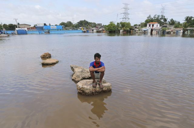 Τουλάχιστον 101 νεκροί και 100 αγνοούμενοι από τις πλημμύρες στην Σρι Λάνκα