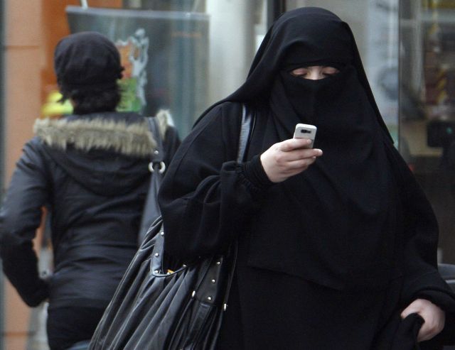 Γυναίκα στα Αραβικά Εμιράτα θα απελαθεί επειδή κοίταξε το κινητό του συζύγου της