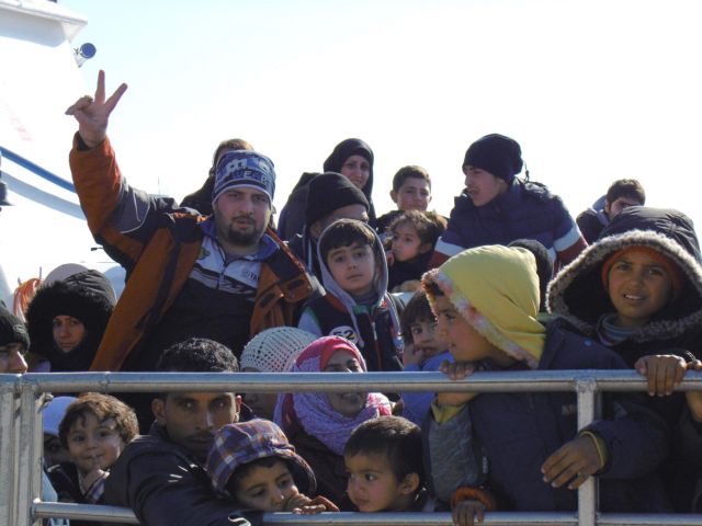 Στο λιμάνι της Κύθνου ρυμουλκήθηκε ξύλινο σκάφος με μετανάστες