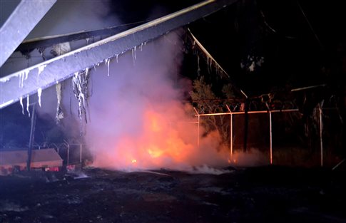 Δεύτερη νύχτα βίαιων επεισοδίων, πυρκαγιών και χάους σε κέντρα φιλοξενίας προσφύγων (βίντεο)