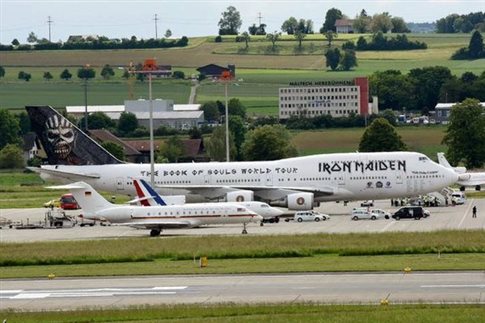 Το αεροπλάνο των Iron Maiden «ντροπιάζει» Μέρκελ και Ολάντ