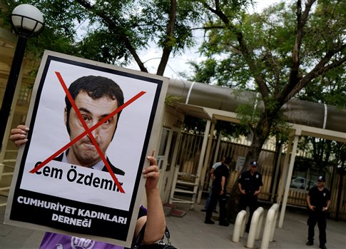 Γενοκτονία Αρμενίων: Απειλούν τον τουρκικής καταγωγής ηγέτη των Πρασίνων στην Γερμανία