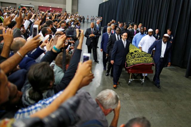 Μέγα πλήθος στη μουσουλμανική προσευχή για την κηδεία του Μοχάμεντ Αλι