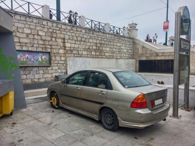 Αθήνα: Κι όμως πάρκαρε πάνω στην πλατεία Συντάγματος