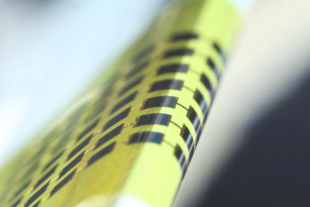 Επιστήμονες κατασκεύασαν φωτοβολταϊκα τόσο λεπτά, ώστε να τυλίγονται γύρω από στιλό