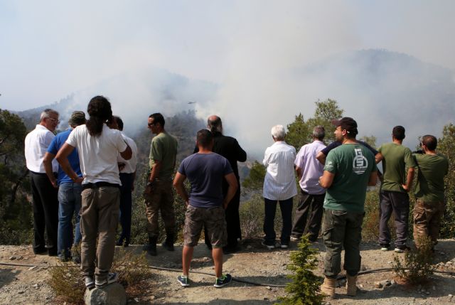 Κοντά σε σπίτια οι φωτιές στην Κύπρο