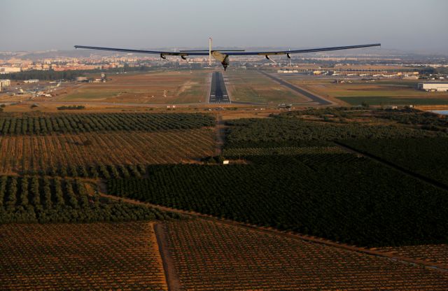 Το Solar Impulse 2 προσγειώθηκε στη Σεβίλη έπειτα από τρεις ημέρες πτήσης πάνω από τον Ατλαντικό