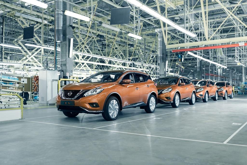 Το Nissan Murano και το εργοστάσιο στην Αγία Πετρούπολη