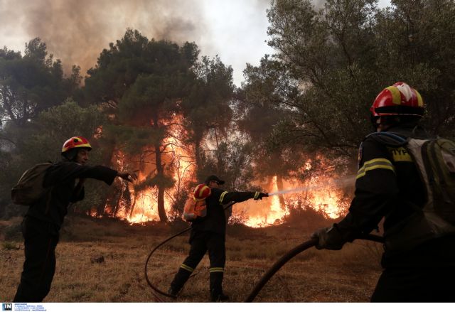 Ανεξέλεγκτη συνεχίζεται η πυρκαγιά στα Δερβενοχώρια