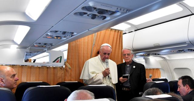 Πάπας: «Η Εκκλησία πρέπει να ζητήσει συγγνώμη από τους ομοφυλόφιλους»
