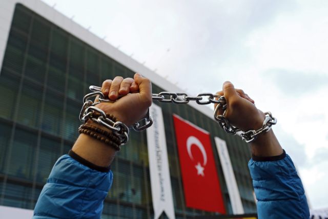 Τουρκία: Eντάλματα σύλληψης για 47 δημοσιογράφους
