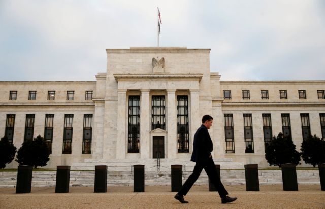 Fed: Λιγότερη ανησυχία για την οικονομία αλλά αμετάβλητα τα επιτόκια