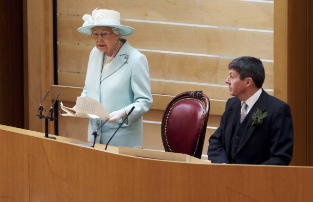 «Βαθύτερη και πιο ψύχραιμη σκέψη» συστήνει η βασίλισσα Ελισάβετ στους πολιτικούς