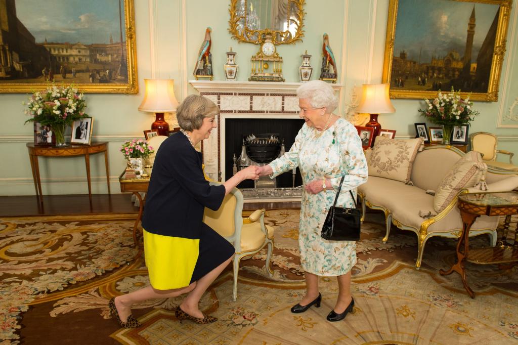 Υπέβαλε την παραίτησή του στη βασίλισσα Ελισάβετ ο Ντέιβιντ Κάμερον – Νέα πρωθυπουργός της Βρετανίας η Τερίζα Μέι