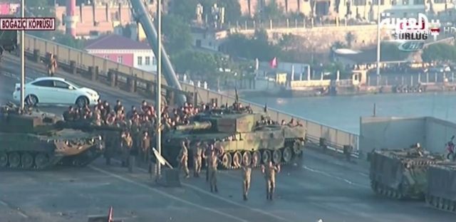 Παραδίδονται με τα χέρια ψηλά οι στρατιωτικοί στη γέφυρα του Βοσπόρου (βίντεο)