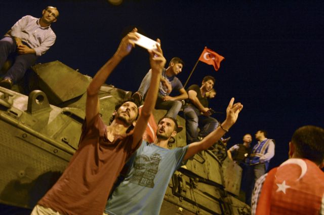 Υποστηρικτές του Ερντογάν επιτέθηκαν σε στρατιωτικούς που είχαν παραδοθεί