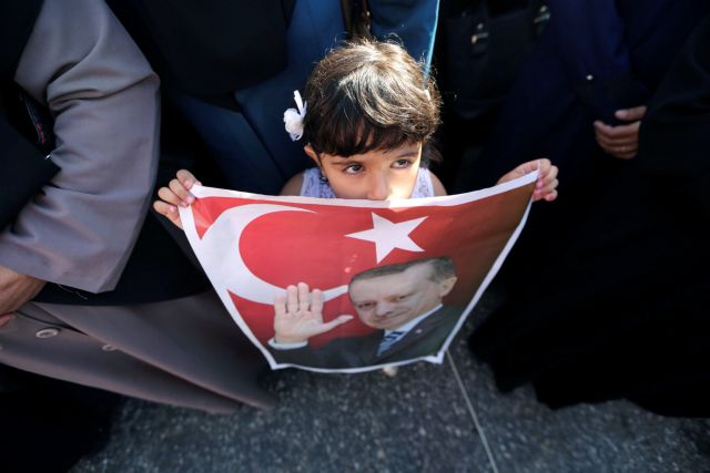 Η τουρκική προεδρία καλεί τους πολίτες να παραμείνουν στους δρόμους