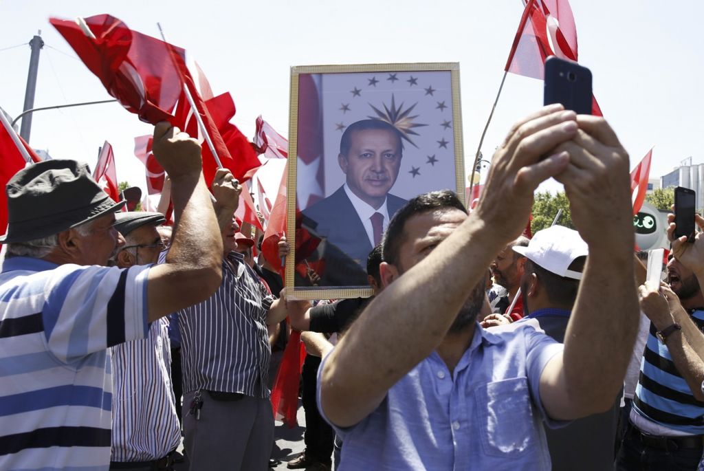Ο Ερντογάν στέλνει sms στους πολίτες: «Υπερασπιστείτε δημοκρατία και ειρήνη»