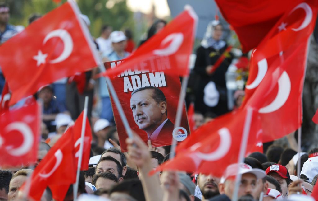 Χιλιάδες υποστηρικτές του Ερντογάν έχουν συγκεντρωθεί στην Κωνσταντινούπολη