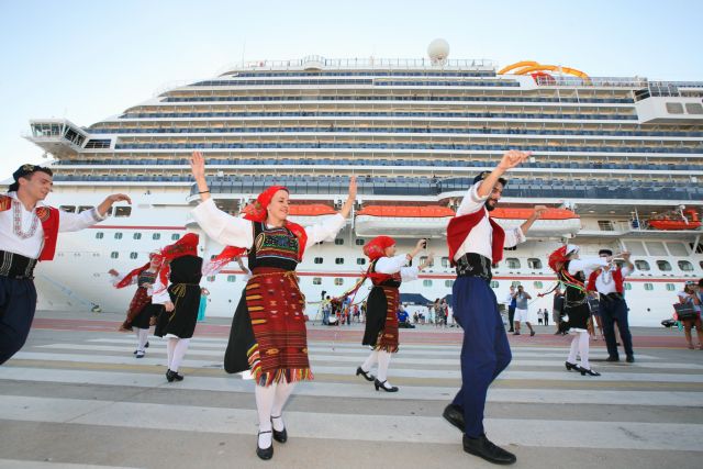 Επιβίβαση με «Μήδεια», Καζαντζίδη και χορούς