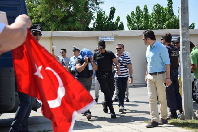 Δύο μήνες φυλάκιση με αναστολή στους οκτώ Τούρκους στρατιωτικούς