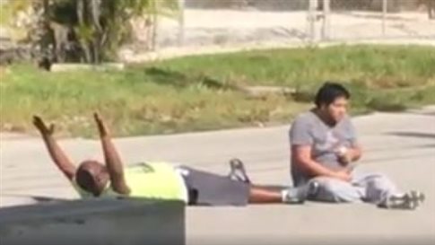 ΗΠΑ: Αυτή τη φορά τον πυροβόλησαν ξαπλωμένο και με τα χέρια ψηλά