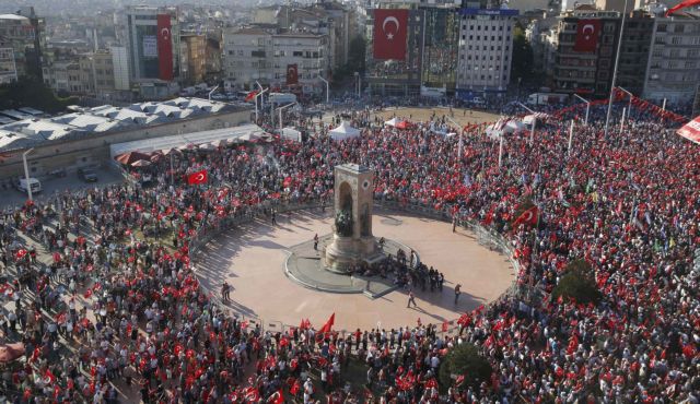 Διακομματική «συγκέντρωση για τη δημοκρατία» στην Κωνσταντινούπολη