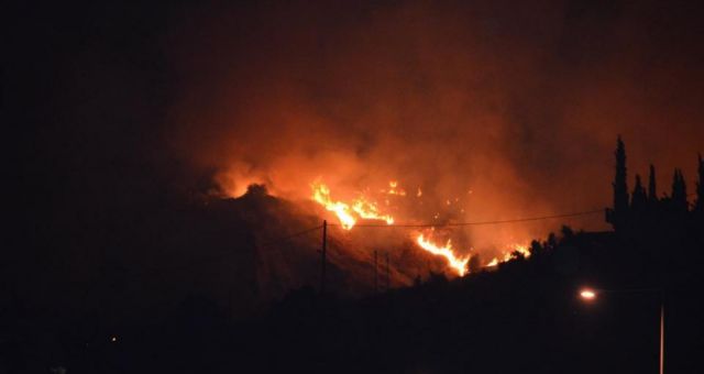 Σε εξέλιξη η φωτιά στο Μαρμάρι Ευβοίας, υπό μερικό έλεγχο στην Πάτρα