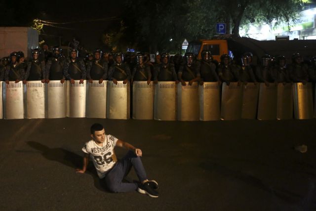Δεκάδες άνθρωποι τραυματίστηκαν σε συγκρούσεις με την αστυνομία στην Αρμενία