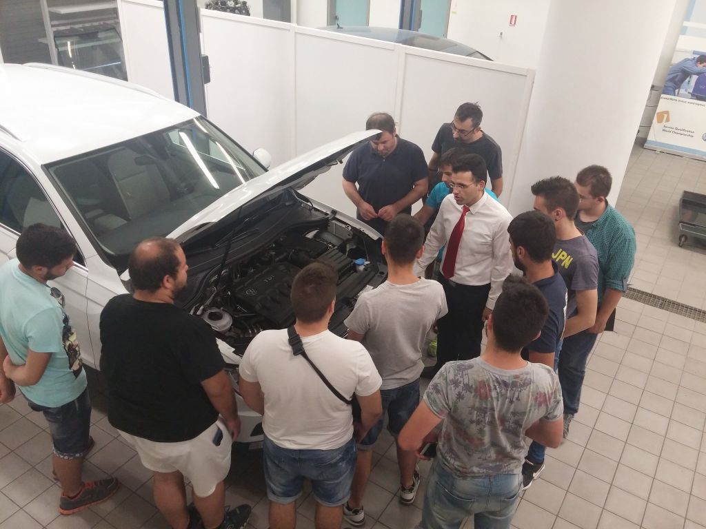 Kosmocar: Eκπαιδεύει νέους μηχανικούς αυτοκινήτων | tanea.gr