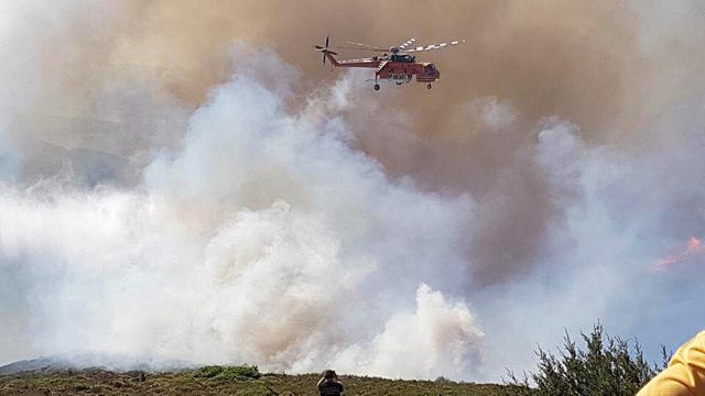 Χαμηλή βλάστηση καίει η φωτιά στα Καλύβια Αττικής – Υπό έλεγχο οι πυρκαγιές στην Εύβοια και την Κέα