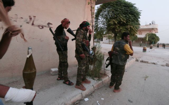 Προελαύνουν οι Κούρδοι στη βόρεια Συρία, επιχειρεί να τους σταματήσει η Τουρκία