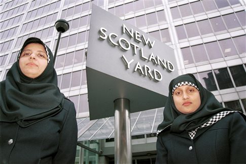 Καναδάς και Σκωτία επιτρέπουν το χιτζάμπ στις μουσουλμάνες αστυνομικούς