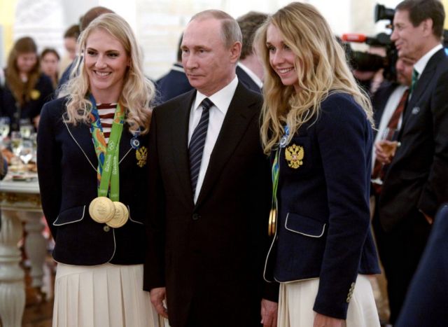 Ο Πούτιν κέρασε σαμπάνια και από μια BMW τους ρώσους Ολυμπιονίκες