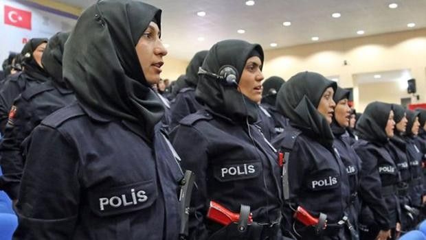 Με ισλαμική μαντήλα γυναίκες αστυνομικοί στην Τουρκία