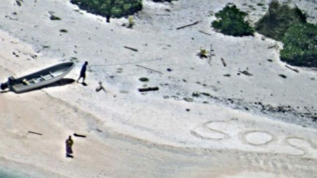 Σώθηκαν γράφοντας SOS στην άμμο