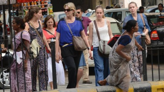 Ινδία: Ο υπουργός τουρισμού συμβουλεύει τις τουρίστριες να μην φοράνε φούστες