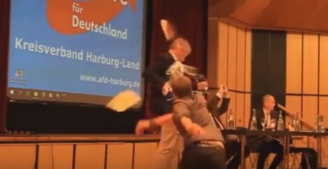 Γερμανία: Πέταξαν τούρτα στον πρόεδρο του ξενοφοβικού AfD