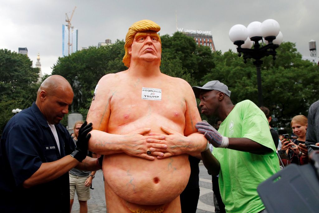 Πωλείται γυμνό άγαλμα του Ντόναλντ Τραμπ