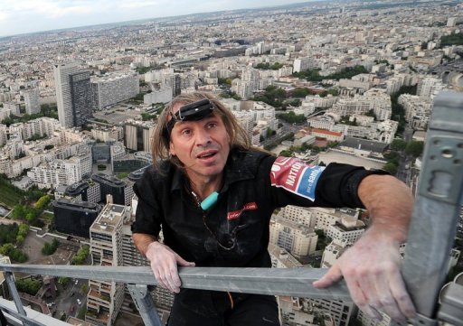 Ο Γάλλος «Σπάιντερμαν» σκαρφάλωσε σε ουρανοξύστη σε ένδειξη υποστήριξης στην Ζακλίν Σοβάζ