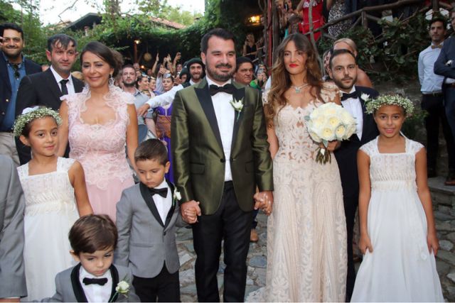 [Μικροπολιτικός] Ελιά παντού στον γάμο Παπαμιμίκου – Σαββίδη