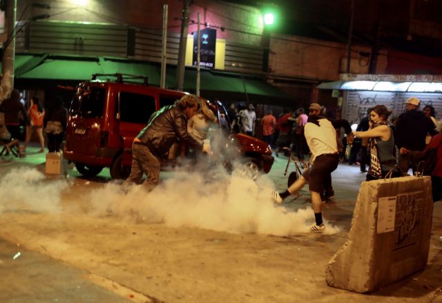 Βραζιλία: Δακρυγόνα σε διαδήλωση κατά της καθαίρεσης της Ρουσέφ