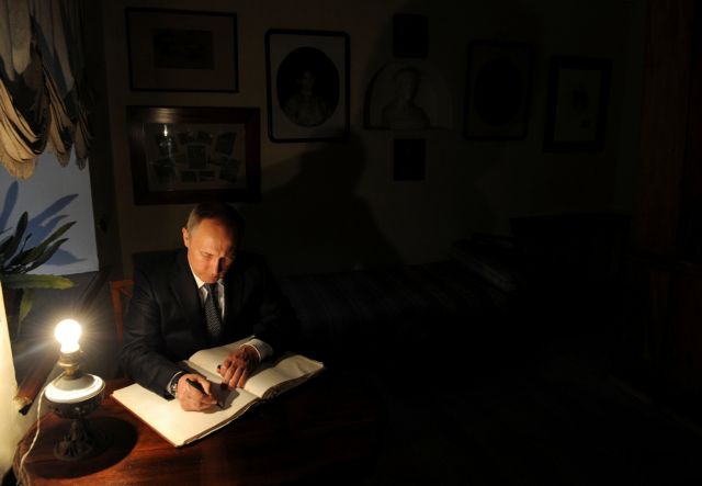 O Πούτιν γράφει (τη δική του) Ιστορία
