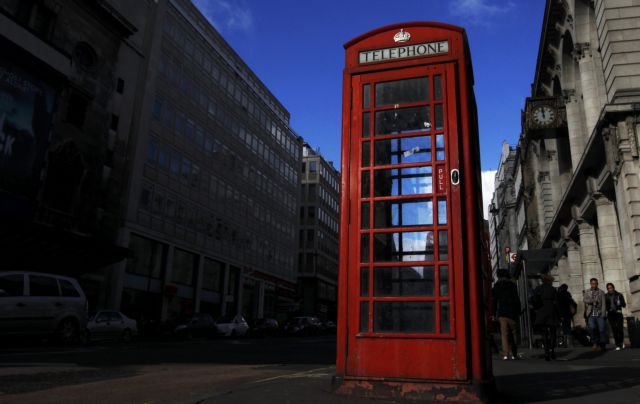Σε mini γραφεία μετατρέπονται οι κόκκινοι τηλεφωνικοί θάλαμοι στη Βρετανία