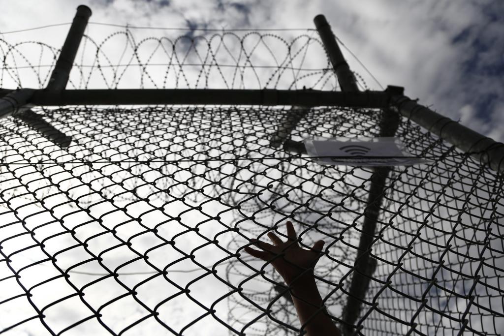 Με κλιματιστικά και… ίντερνετ άνοιξε πάλι η Αμυγδαλέζα ώς κέντρο κράτησης για οικογένειες